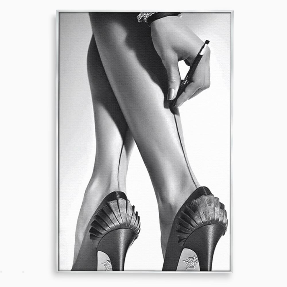 Tablou canvas cu tablou alb-negru picioare dama si pantofi cu toc, in rama de aluminiu argintiu